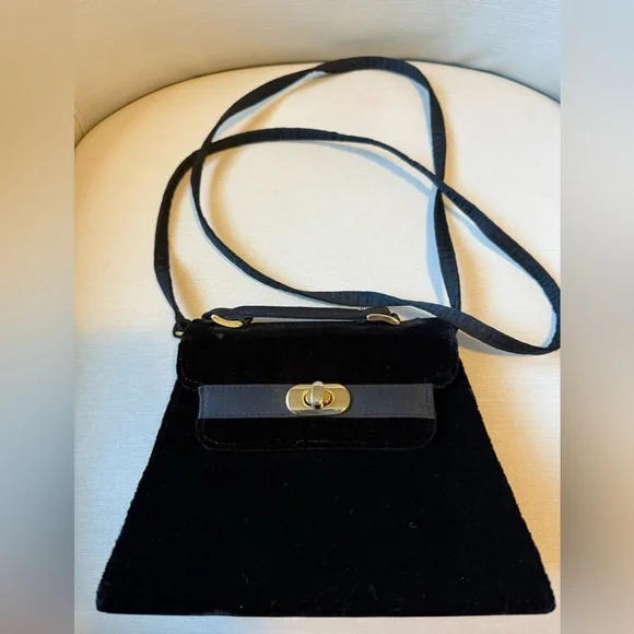 Black velvet evening bag with gold hardware. - Picture 3 of 5
